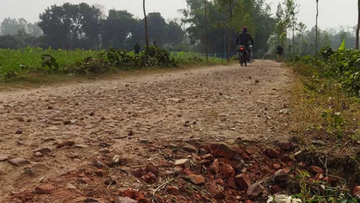 উদ্বোধনের সাড়ে তিন বছরেও শেষ হয়নি ৩১ সড়কের কাজ