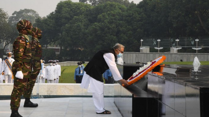  সশস্ত্র বাহিনীর শহীদদের প্রতি রাষ্ট্রপতির শ্রদ্ধা