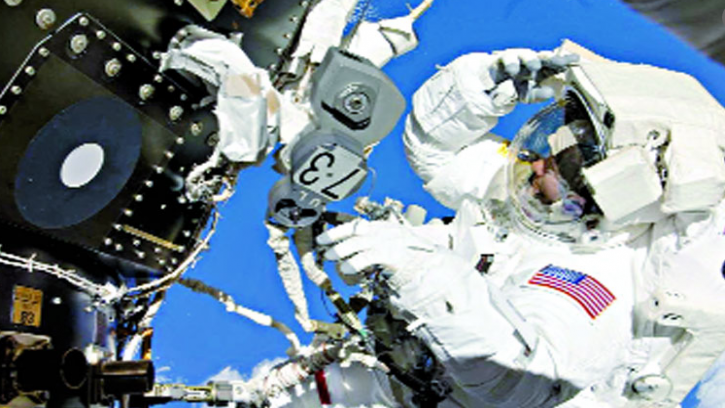 মহাকাশে হেঁটে অ্যান্টেনা বদল করলেন দুই নভোচারী 