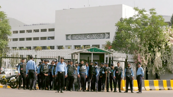 নতুন প্রধানমন্ত্রী নির্বাচনে পাকিস্তান পার্লামেন্টে ভোট সোমবার