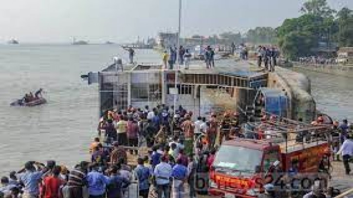 সেই ফেরি উল্টে পড়ার বর্ণনা দিলেন দুই যাত্রী