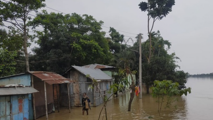 বন্যায় বিদ্যুৎহীন সিলেট নগরীর ৫০ হাজার পরিবার