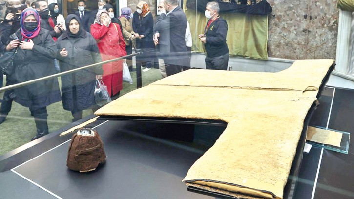 মহানবী (সা.) এর পোশাক দেখতে মানুষের ঢল