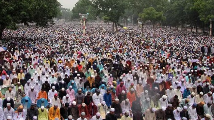 শোলাকিয়ায় লাখো মুসল্লির বৃষ্টিমুখর ঈদের নামাজ আদায়