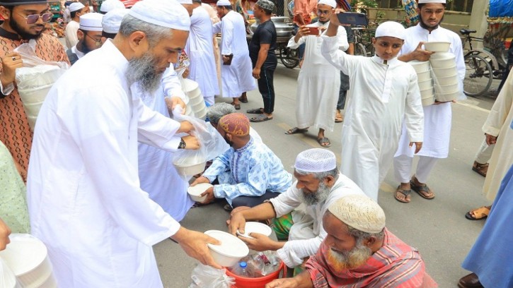 পথশিশুদের সঙ্গে ইসলামী আন্দোলন নেতাদের ঈদ উদযাপন
