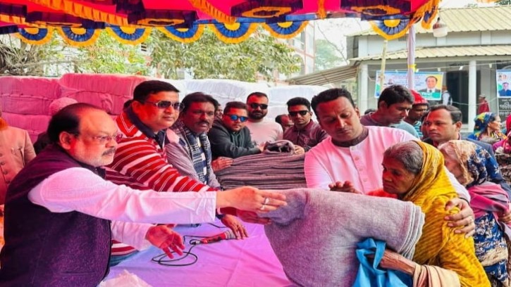 বসুন্ধরার এমডির জন্মদিনে মানিকগঞ্জে দুস্থদের মাঝে শীতবস্ত্র বিতরণ