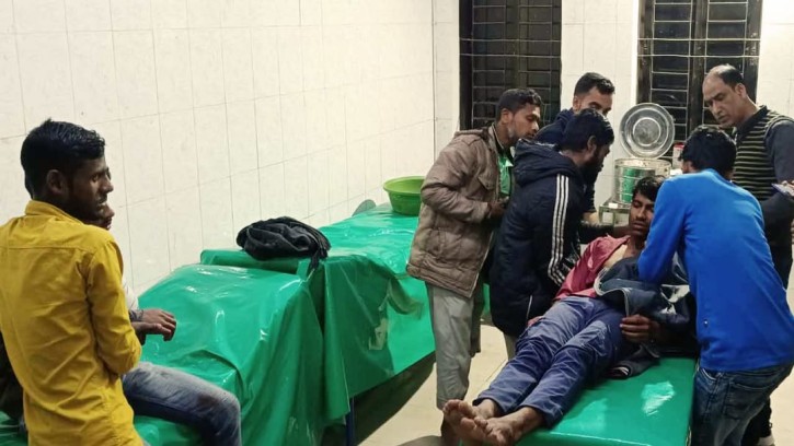 দুই ভাই ও বোনকে পিটিয়ে-কুপিয়ে আহত করল প্রতিপক্ষ