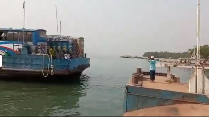  ফেরিতে উঠতে গিয়ে নদীতে পড়ল ট্রাক