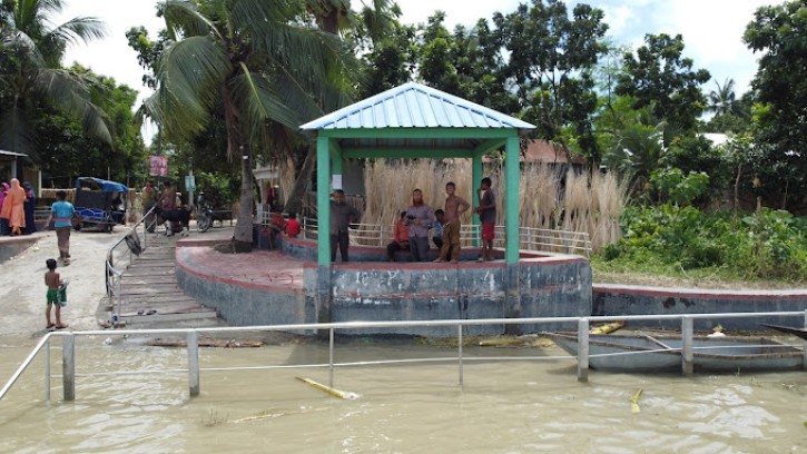 পাংশা হেনা পার্ক এখন কিশোরদলের আতঙ্কে