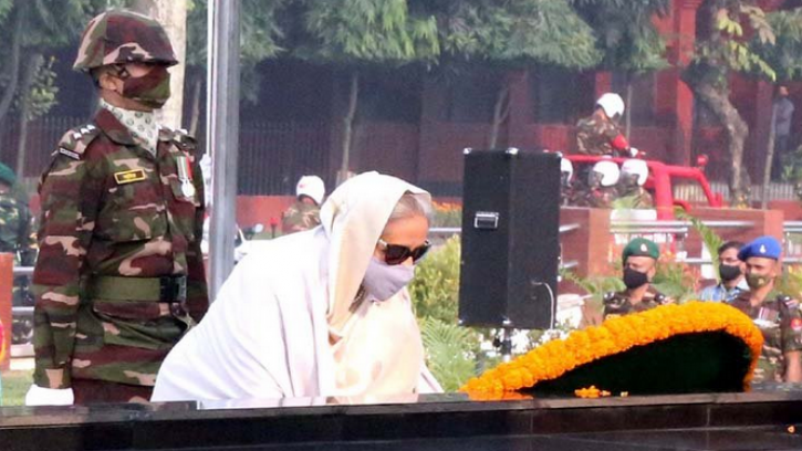 সশস্ত্র বাহিনীর শহীদদের প্রতি প্রধানমন্ত্রীর শ্রদ্ধা
