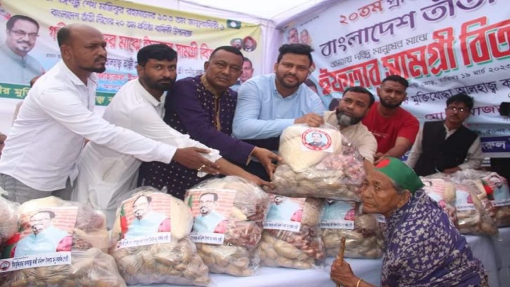 তাঁতী লীগের প্রতিষ্ঠা বার্ষিকীতে ইফতার সামগ্রী বিতরণ