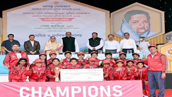 প্রাইমারি স্কুল ফুটবল টুর্নামেন্টের পুরস্কার বিতরণ করলেন প্রধানমন্ত্রী