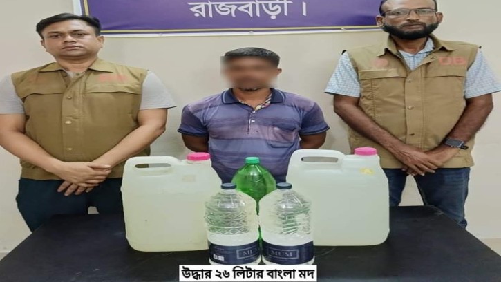 ডিবি পুলিশের অভিযানে ২৬ লিটার মদসহ এক যুবক গ্রেপ্তার