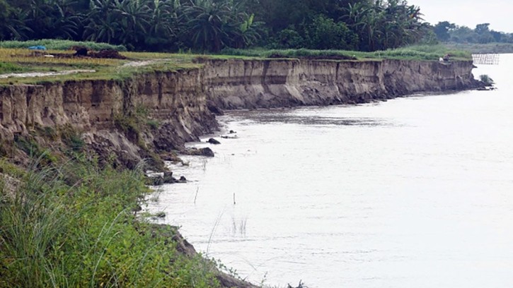 বাড়ি গাঙে ভাঙলে যাওনের জায়গা নাই’
