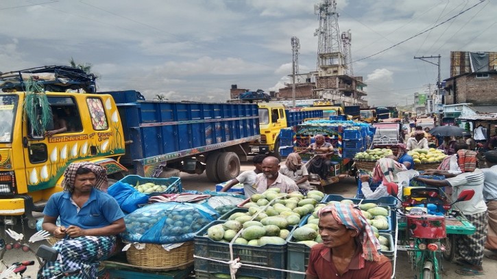 কানসাটে যানজটের ভোগান্তিতে অস্থির বিভিন্ন পেশার মানুষ