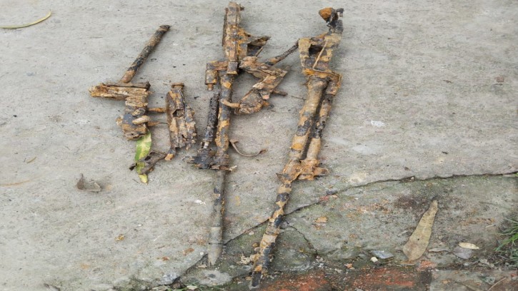 শিবগঞ্জে পরিত্যক্ত দুটি বন্দুক উদ্ধার