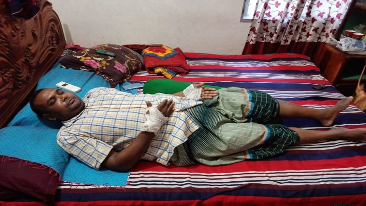 শিবগঞ্জে ব্যবসায়ীকে কুপিয়েছে চাঁদাবাজরা