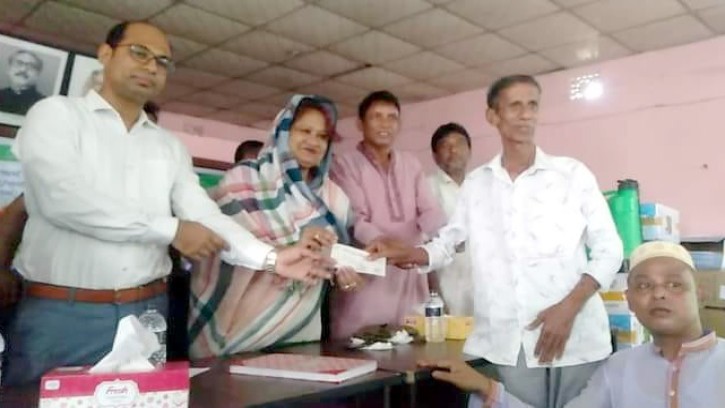 পলাশবাড়ীতে বিভিন্ন ধর্মীয় প্রতিষ্ঠানে চেক বিতরণে