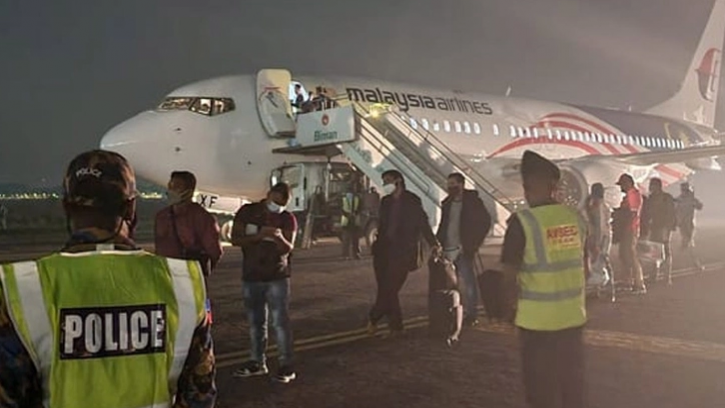বোমা আতঙ্কে মালয়েশিয়ান বিমানে তল্লাশি