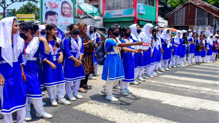প্রধান শিক্ষকের অশালীন আচরনের প্রতিবাদে ছাত্রীদের বিক্ষোভ
