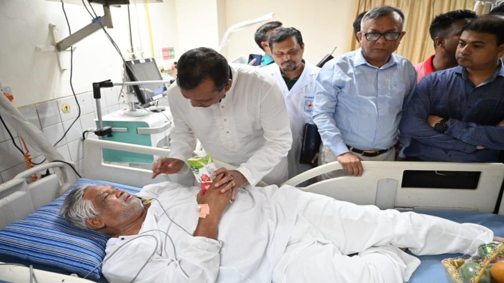 হাসপাতালে আমানের শয্যাপাশে প্রধানমন্ত্রীর প্রতিনিধি