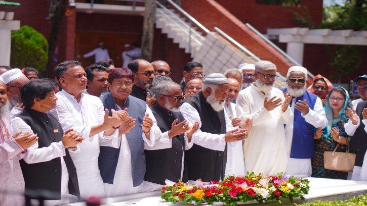 বঙ্গবন্ধুর সমাধিতে পিরোজপুর আ.লীগের শ্রদ্ধা নিবেদন