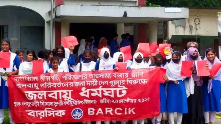 মানিকগঞ্জে মাদককে 'লাল কার্ড' প্রদর্শন