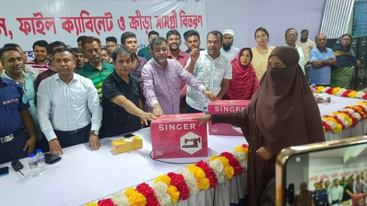 গোয়ালন্দে সেলাই মেশিন, ফাইল ক্যাবিনেট ও ক্রীড়া সামগ্রী বিতরণ