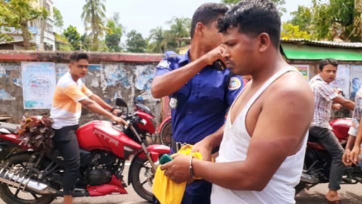 নেছারাবাদে দিনের বেলা চুরি করতে গিয়ে ধরা পড়ল চোর