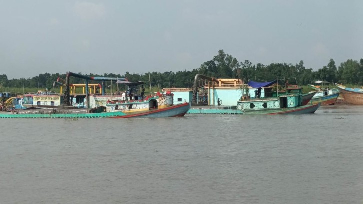 কালীগঙ্গায় অবৈধ ড্রেজারে বালু উত্তোলন, নদীগর্ভে বিলীন কৃষি জমি