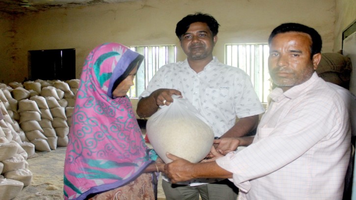 পলাশবাড়ীতে ভিজিএফ’র চাল বিতরণ