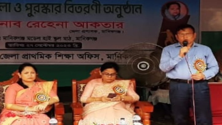 মানিকগঞ্জে ফুটবল টুর্নামেন্টের পুরস্কার বিতরণ