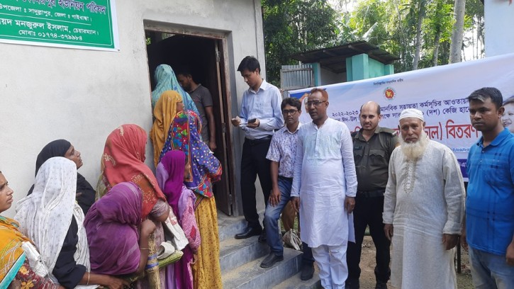 সাদুল্লাপুরে ভিজিএফ’র চাল উত্তোলনকে কেন্দ্র করে ধাওয়া-পাল্টা-ধাওয়া