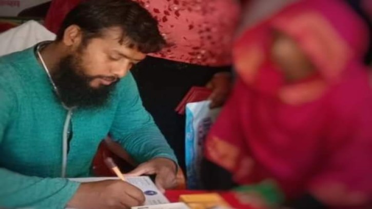 মঠবাড়িয়ায় চাঁদাবাজির  দায়ে চিকিৎসক গ্রেফতার