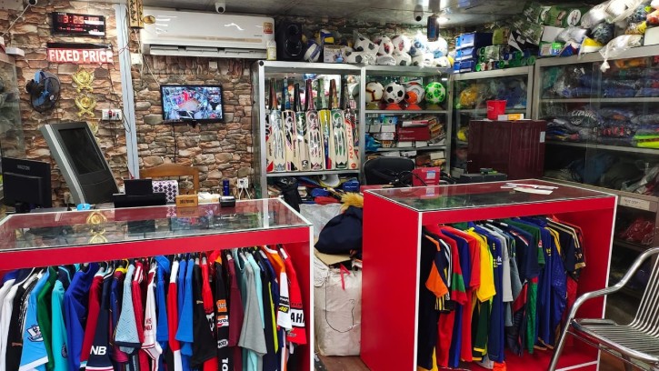 পিরোজপুর স্পোটর্স কর্ণারে ক্রিকেটার তামিমের নাম লেখা জার্সি কেনার ধুম