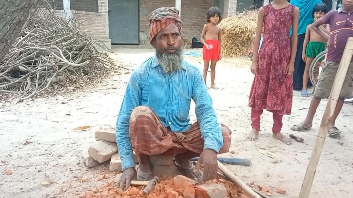 রাস্তা মেরামতের মাধ্যমে জনসেবাই আমার কাজ: দিনমজুর মিস্টার