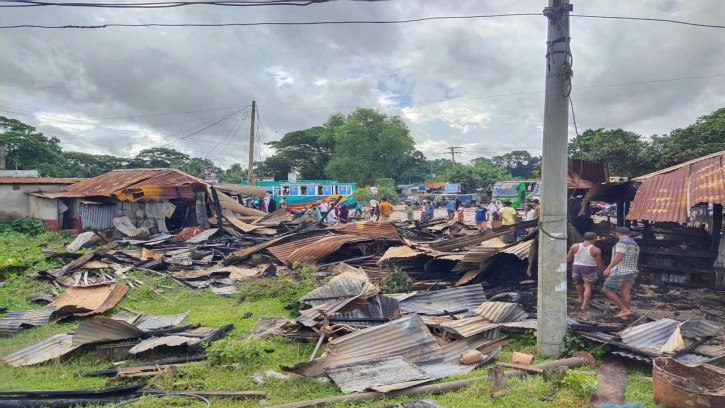 পিরোজপুরের নেছারাবাদে আগুনে পুড়ল ১৩ দোকান