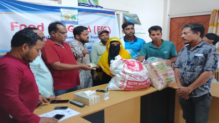 ইন্দুরকানীতে বিশেষ চাহিদা সম্পন্ন ব্যক্তিদের মাঝে এইচডিটি’র খাদ্য সহায়তা