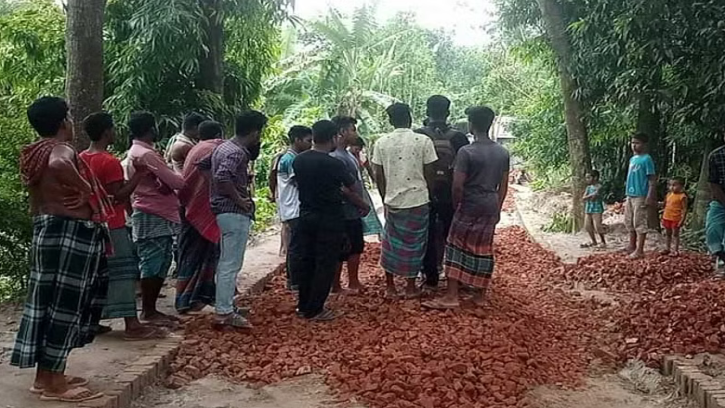 অনিয়ম করায় পাংশায় সড়কের কাজ বন্ধ করল এলাকাবাসী