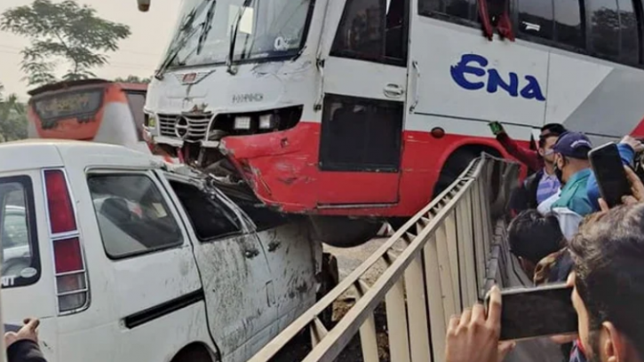 রাজধানীতে ডিভাইডার ভেঙে মাইক্রোবাসের ওপর এনার বাস