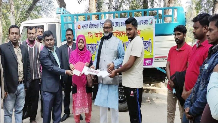 পাইকগাছায় মৎস্যজীবী সিআইজি সমিতির অনুকূলে পিকআপ প্রদান