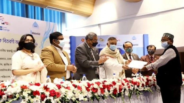  নিম্ন আয়ের ২৫ গ্রাহককে ঢাকা ওয়াসার সেরা সম্মাননা স্মারক প্রদান