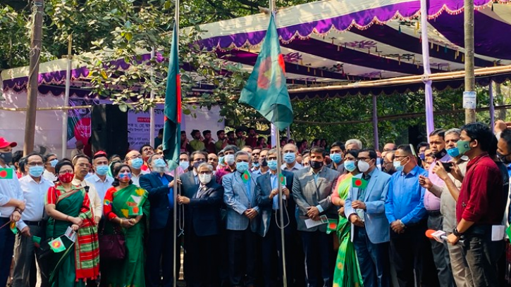 ঢাবিতে ঐতিহাসিক ‘পতাকা উত্তোলন দিবস’ উদযাপন