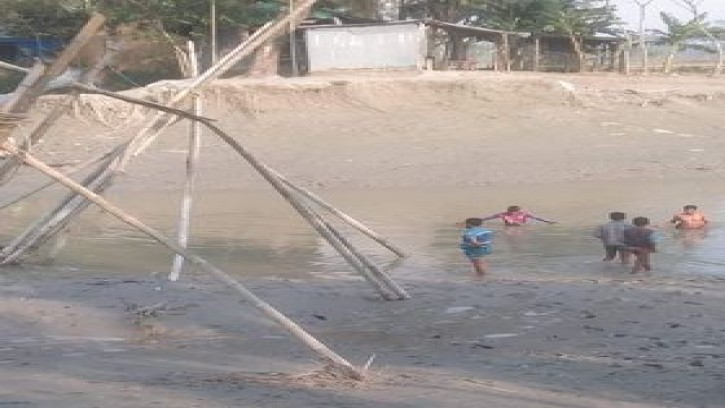 কমলনগরে ব্রিজ না থাকায় সীমাহীন ভোগান্তিতে দুই গ্রামের মানুষ  