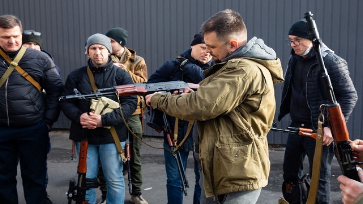 রুশ বাহিনী প্রতিরোধে অস্ত্র হাতে ইউক্রেনের সাধারণ মানুষ