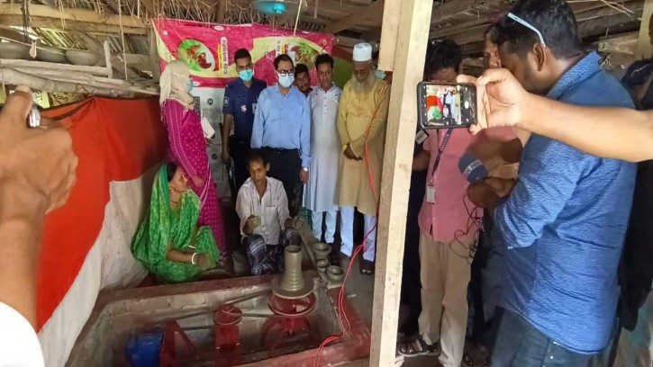 কাউখালীতে মৃৎ শিল্পিদের দুটি আধুনিক মেশিন দিলেন জেলা প্রশাসক
