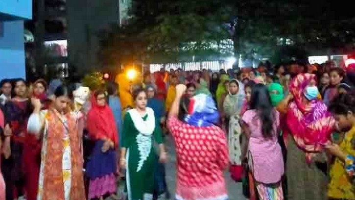 ইবির হলে ছাত্রীদের বিক্ষোভ: প্রভোস্টের আশ্বাসে মধ্যরাতে স্থগিত