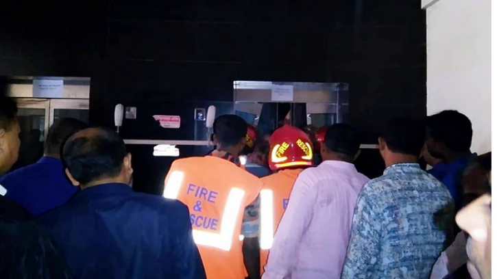 কুষ্টিয়া আদালতে লিফটে আটকে পড়া ১২ জনকে আধা ঘণ্টা পর উদ্ধার