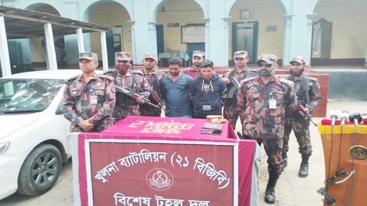 শার্শা সীমান্ত থেকে ৭০টি স্বর্ণের বারসহ দুই পাচারকারী আটক