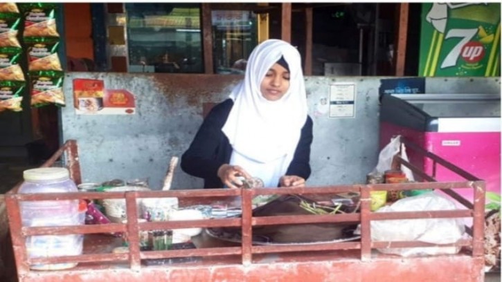 চাঁপাইনবাবগঞ্জ নাচোলে পানের দোকান চালাচ্ছে ছাত্রী রাফিয়া